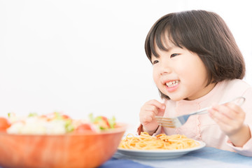 パスタを食べる女の子