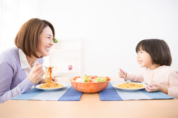 食事をする母と娘