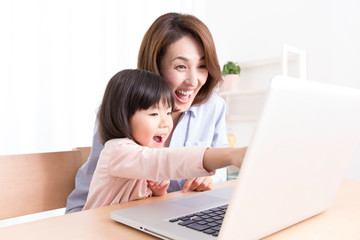 ノートパソコンを見る親子
