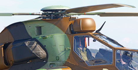 Hélicoptère militaire.