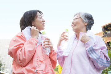 汗を拭く母と娘