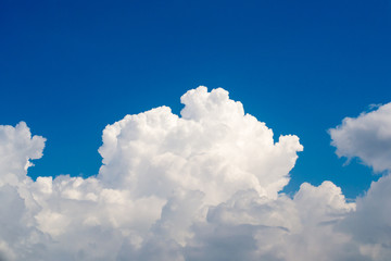Naklejka na ściany i meble cloe-up photo of a blue sky with white clouds
