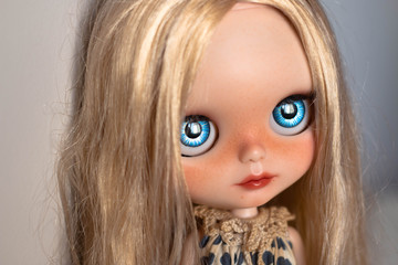 preciosa mu&ntilde;eca rubia con ojos azules 