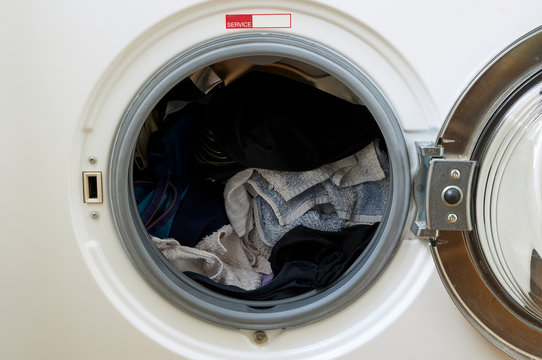 Lavadora cargada de ropa para ser lavada