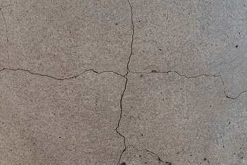 cracks in the form of a cross in a concrete column