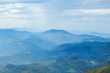 Fototapeta premium Vue montagnes depuis le sommet de la Rhune, Pays Basque 