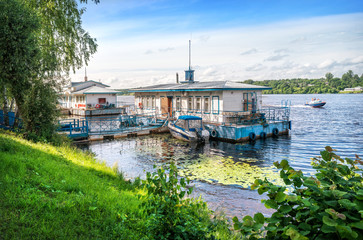 Fototapeta na wymiar The pier building on the water of the Volga River in Plyos. Inscription: Plesk
