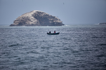 Un bote de pescadores navegan solos el océano pacifico en busca de peces