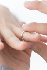 指輪交換する新郎新婦