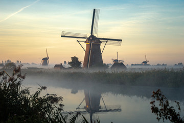 Blaue Stunde und Sonnenaufgang in Kinderdijk