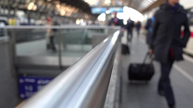 Menschen am Bahnsteig im Bahnhof
