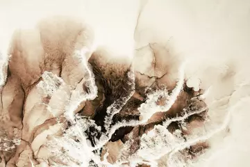 Marmorhintergrund. Acryltinte Wasser. Braun beige weiße Mineralsteinstruktur. Kreatives abstraktes Kunstdesign aus gefrorenem Schaum mit Wellenmuster. Luxus gebeizte Oberfläche. © golubovy