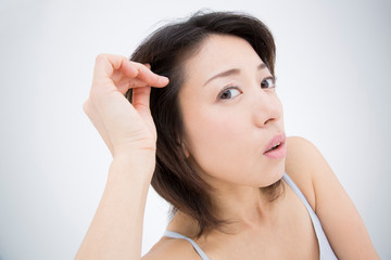 Fototapeta premium 髪の毛に悩む女性