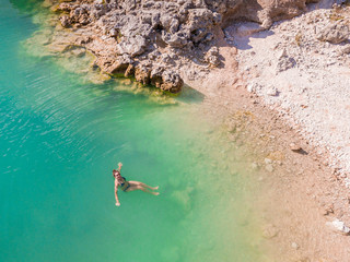 turista fa il bagno nel lago di Fiastra nella regione Marche