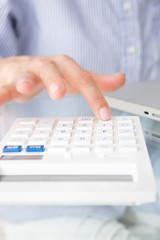 家計簿をつける女性