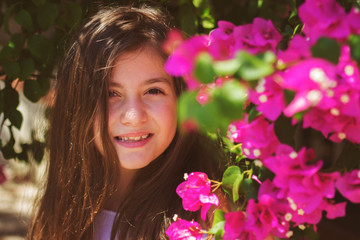 Naklejka premium Portrait of a beautiful little girl smiling