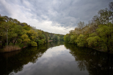 Fototapeta na wymiar Gloomy autumn day on the river