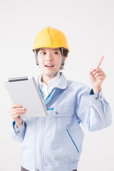 タブレットPCを持つ女性作業員