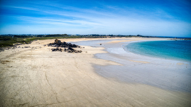 vue a&eacute;rienne prise en drone de la plage de Roscoff en Bretagne (France), plage vid&eacute;e, &eacute;tendue de sable