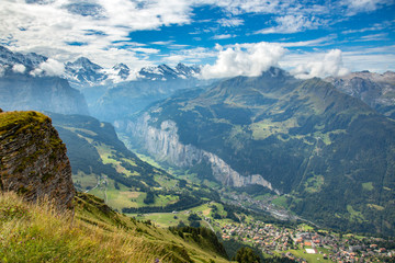 Obraz premium A high angle view of the villages of Lauterbrunnen and Wengen, swirtzerland.