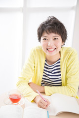 カフェで勉強する女性