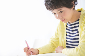 勉強する大学生