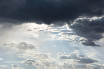 Luz entre las nubes de tormenta