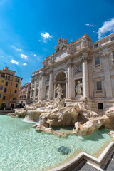 Fototapeta na wymiar Fontana di Trevi senza persone, capolavoro del rinascimento, Roma