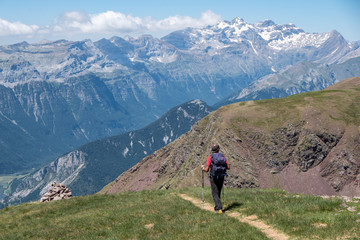 Fototapeta na wymiar trekker at route of ascent to Punta Suelza whit Pineta Peaks, 2972 meters, Huesca, Spain