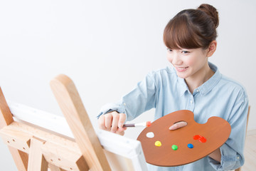 キャンバスに絵を描く女性