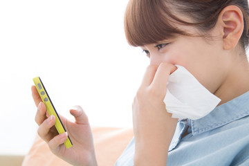 スマホを見て泣く女性