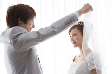 ベールアップする新郎新婦