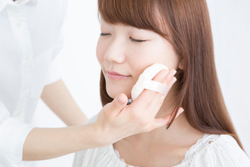 メイクをする女性