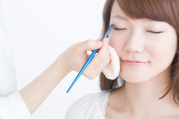 メイクする女性