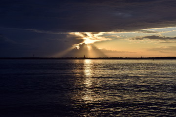 Blick von Arcachon nach Cap Ferret im Sonnenuntergang