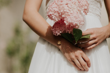 Un hortensia dans les mains de la mariée