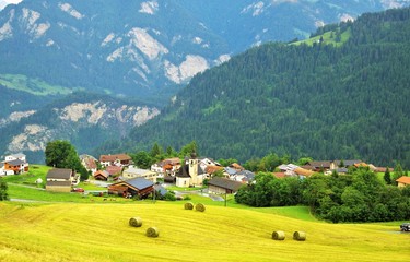 Fototapeta na wymiar small village in the swiss alpine mountains