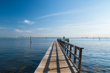 Fototapeta premium Tampa, Florida park and boat ramp overlooking Hillsborough Bay