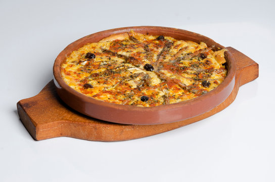 Aliche pizza, mozzarella and olives