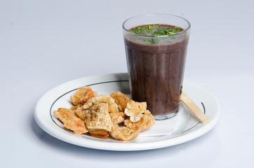 Porção de Caldo de Feijão com Torresmo