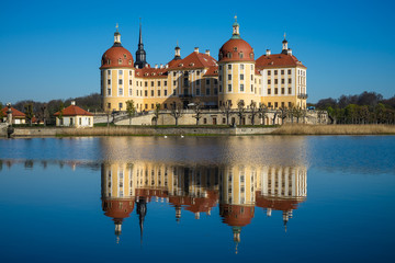 Park und See in Moritzburg mit Schloss