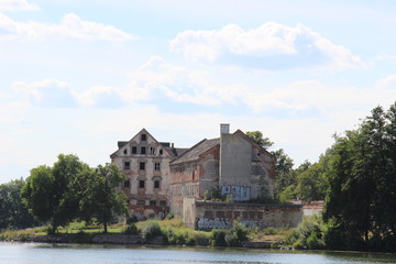 Fototapeta na wymiar Zamek krzyżacki mieszczący się w Ełku na półwyspie Jeziora Ełckiego przy ul. Zamkowej.