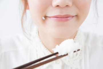 口元にお米を付ける女性