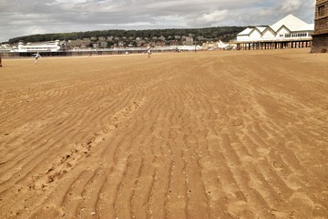Plaża piach wymyty przez fale