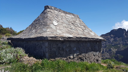 Madère, la maison de pierre sous le pic de Ruivo
