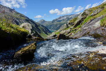 Fototapeta na wymiar frisches Quellwasser in den Alpen von Österreich