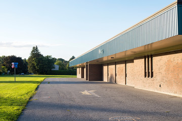 Obraz premium School building and schoolyard with field