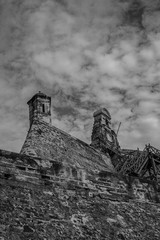 Viejo castillo abandonado a blanco y negro