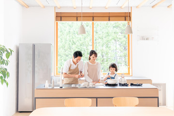 キッチンで料理する家族・ファミリー © polkadot