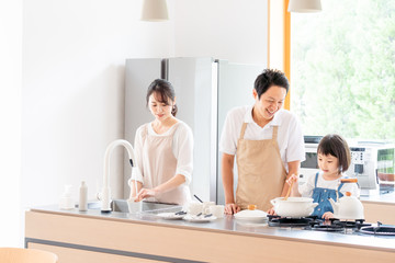 キッチンで料理する家族・ファミリー